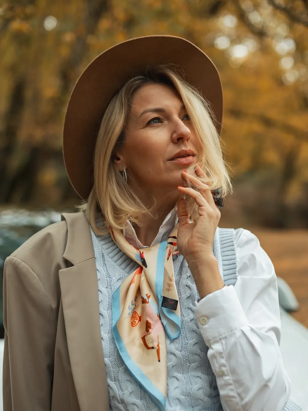 Sveta, Emma and scarves. Portrait photography in Granada, Spain. Sveta, Emma and scarves. Portrait photography in Granada, Spain.